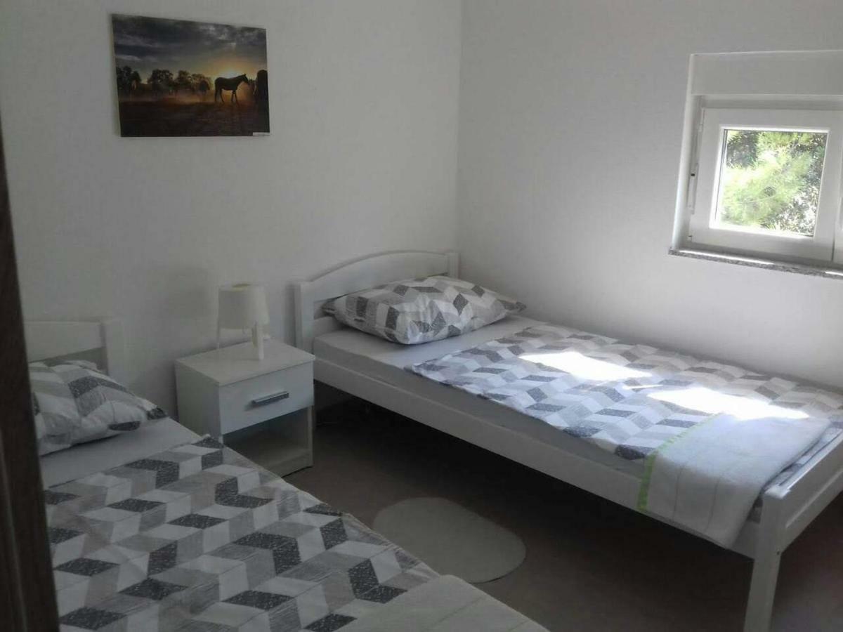 Apartman Bunaric Vir Exteriör bild